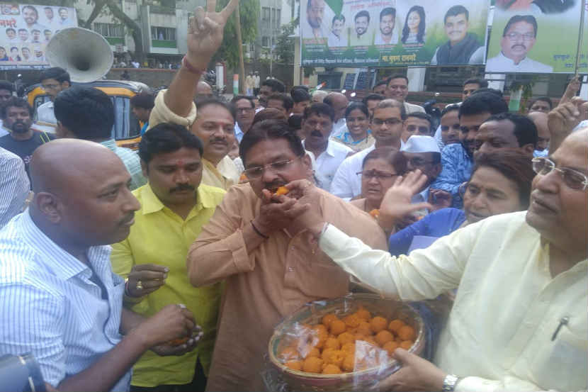येडियुरप्पा सरकार कोसळल्यानंतर पुण्यात काँग्रेसकडून लाडू आणि पेढे वाटून जल्लोष
