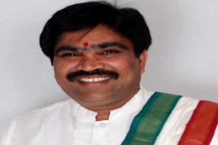 ‘तो’ आमदार सकाळी येडियुरप्पांच्या घरी, संध्याकाळी काँग्रेसच्या कार्यालयात, नक्की कोणासोबत ?