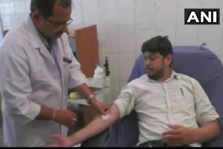 जवानाच्या दोन दिवसाच्या मुलीचे प्राण वाचवण्यासाठी त्याने मोडला ‘रोझा’ जवानाच्या दोन दिवसाच्या मुलीचे प्राण वाचवण्यासाठी त्याने मोडला ‘रोझा’