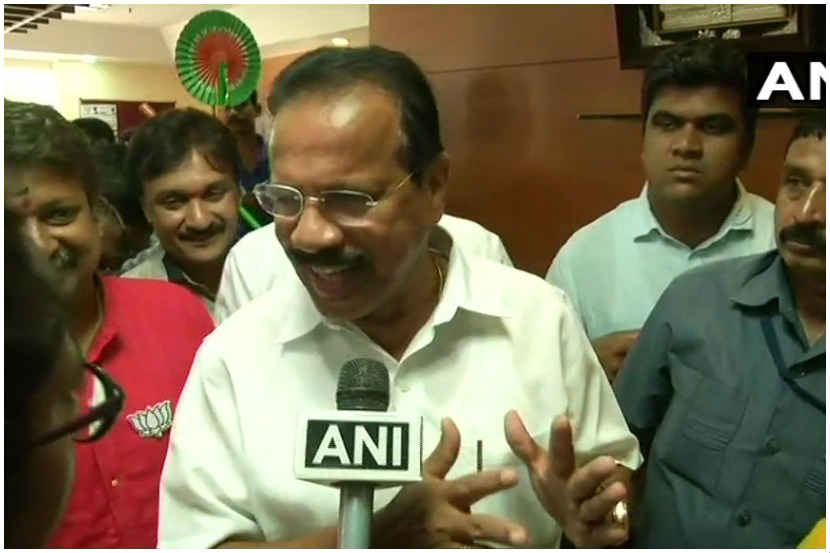 केंद्रीय मंत्री सदानंद गौडा यांनी भाजपाने बहुमताचा आकडा पार केला असल्याने आम्हाला जेडीएसशी आघाडी करण्याचा प्रश्नच नसल्याचे सांगितले आहे.