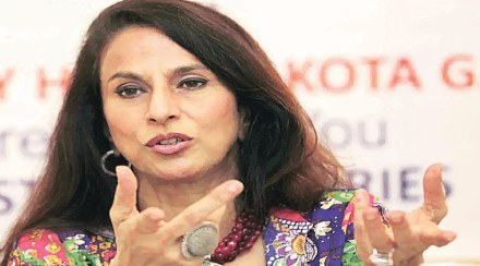 आपल्या वक्तव्यामुळे नेहमी चर्चेत असणाऱ्या लेखिका शोभा डे पुन्हा एकदा वादात अडकण्याची शक्यता आहे. कर्नाटक विधानसभा निवडणूक निकालानंतर झालेल्या राजकीय पेचप्रसंगात राज्यपालांची भूमिका निर्णायक ठरणार आहे. नेमके यावरच त्यांनी भाष्य करून खळबळ उडवून दिली आहे.