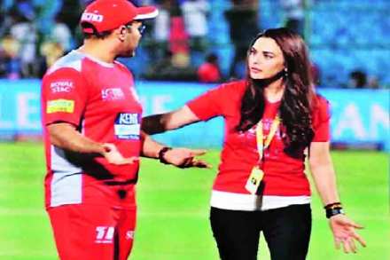 प्रीती झिंटाने भर मैदानावर मार्गदर्शक वीरेंद्र सेहवागला जाब विचारल्याच्या वृत्ताचे दोन्ही बाजूने खंडन करण्यात आले आहे. प्रीती झिंटाने भर मैदानावर मार्गदर्शक वीरेंद्र सेहवागला जाब विचारल्याच्या वृत्ताचे दोन्ही बाजूने खंडन करण्यात आले आहे.