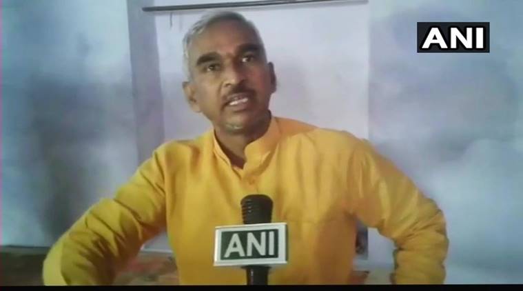 आपल्या वक्तव्यांमुळे नेहमी चर्चेत राहणारे उत्तर प्रदेशमधील भाजपाचे आमदार सुरेंद्र सिंह यांनी पुन्हा एकदा वादग्रस्त वक्तव्य केले आहे. 