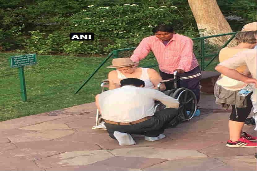 ताजमहाल बघायला गेलेल्या महिलेवर माकडांचा हल्ला!