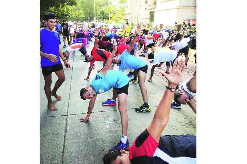  आपापल्या समूहाची ओळख दर्शवणारे टीशर्ट परिधान करून हे प्रशिक्षक नागरिकांना प्रशिक्षण देताना दिसत आहेत