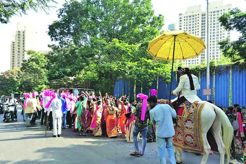 लग्नांच्या वरातीचे बॅण्ड, फटाक्यांची आतषबाजी रात्री उशिरापर्यंत येथे सुरू असते. 