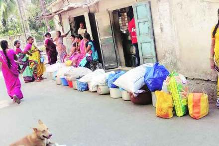  महिलावर्ग यासाठी साहित्याची जमवाजमव करून विविध पदार्थ बनवण्यात मग्न आहेत