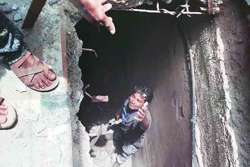 बारमधील छुप्या दालनांवर मीरा-भाईंदर पोलिसांनी मंगळवारी हातोडा मारला. 