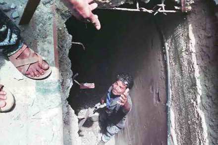 बारमधील छुप्या दालनांवर मीरा-भाईंदर पोलिसांनी मंगळवारी हातोडा मारला. 