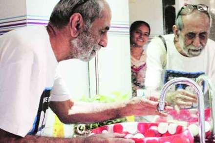 ड्रॉप डेड फाऊंडेशन’ची धुरा एका ८२ वर्षीय तरुणाच्या खांद्यावर आहे.