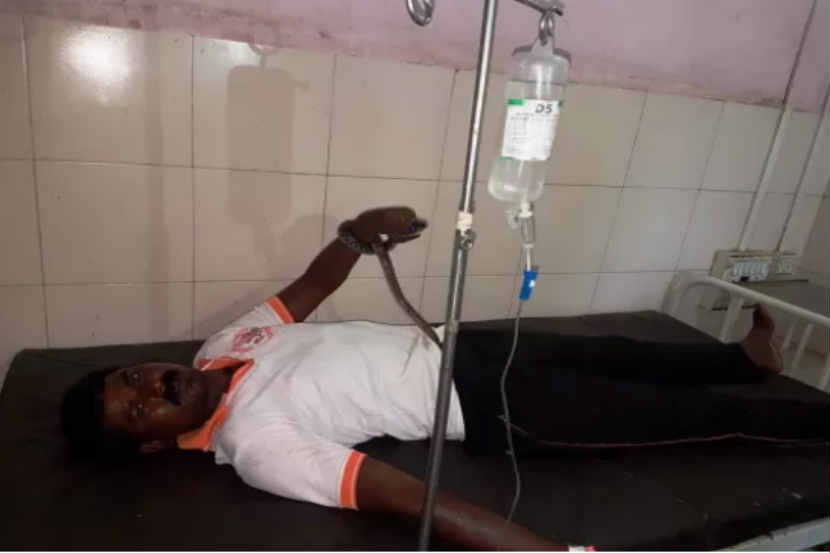 बीडमधील सर्पदंश झालेला रुग्ण लखन गायकवाड