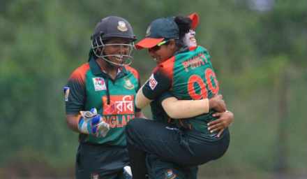 अंतिम फेरीत विजयानंतर जल्लोष करताना बांगलादेशी महिला