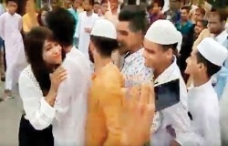 हॅपी ईद करत तरूणीनं दिली जादुची झप्पी, तरूणांच्या लागल्या रांगा