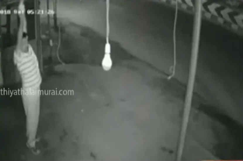 VIRAL VIDEO : कवायत एक बल्ब चोरण्यासाठी !