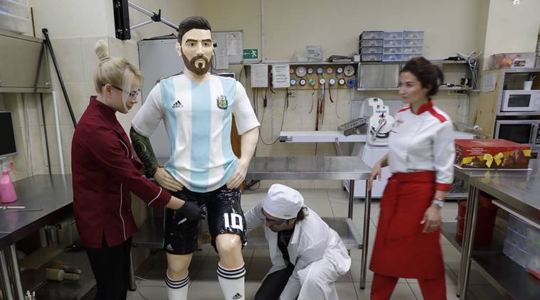 केकवर अखेरचा हात फिरवताना कर्मचारी केकवर अखेरचा हात फिरवताना कर्मचारी