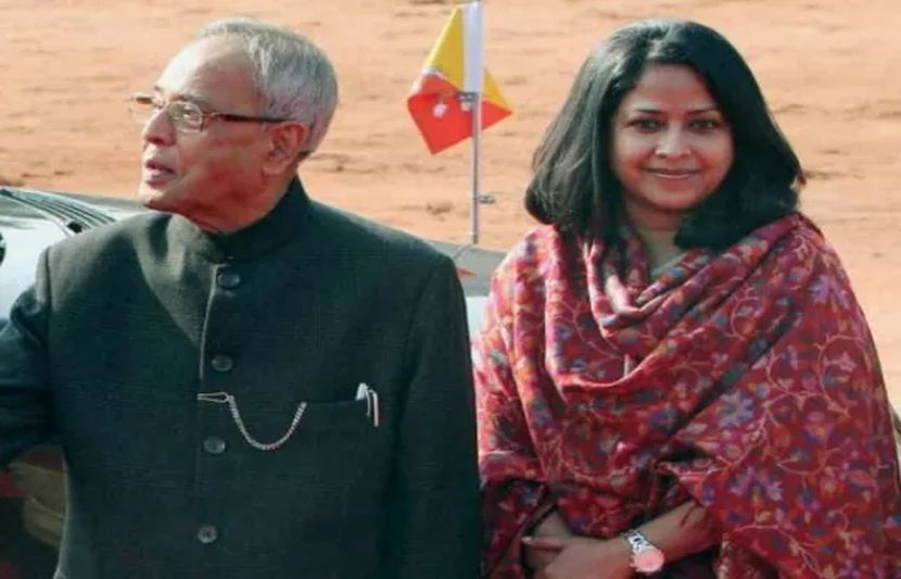 तुम्ही भाजपवाल्यांना खोट्या बातम्या आणि अफवा पसरवण्याची संधी देताय; प्रणव मुखर्जींना मुलीनेच सुनावलं