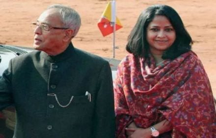 तुम्ही भाजपवाल्यांना खोट्या बातम्या आणि अफवा पसरवण्याची संधी देताय; प्रणव मुखर्जींना मुलीनेच सुनावलं