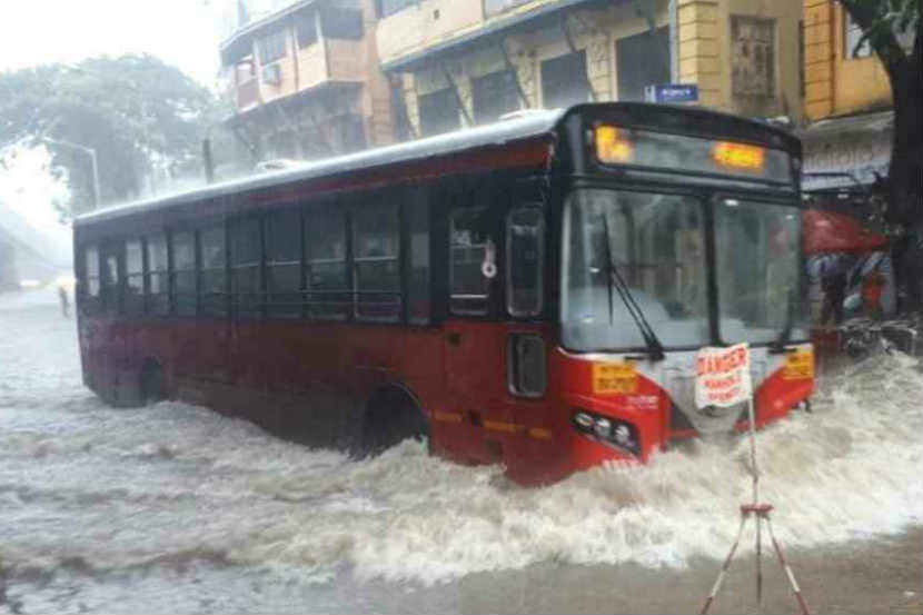 पाणी तुंबल्यामुळे बेस्टने बसेसच्या ४७ मार्गांमध्ये केले बदल पाणी तुंबल्यामुळे बेस्टने बसेसच्या ४७ मार्गांमध्ये केले बदल