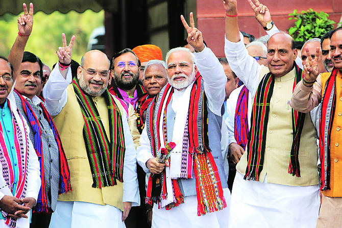 मोदी सरकारकडून लोकांच्या अपेक्षा वाढण्याचं अजून एक कारण होतं. ‘७० वर्षांत काँग्रेसनं काहीच केलं नाही’ हे मिथक मोदींनी प्रचारात बेमालूमपणे वापरलं होतं.