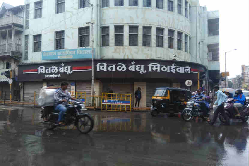 प्लास्टिक बंदीनंतरच्या कारवाईचा निषेध करत चितळेबंधूंसह अनेक दुकानदारांची दुकाने बंद
