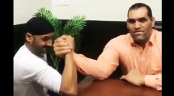 Viral Video : …जेव्हा हरभजनने घेतला द ग्रेट खलीशी पंगा