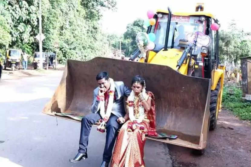 चेतन असं या नवरदेवाचं नाव आहे. चेतन पेशानं जेसीबी चालक आहे. 