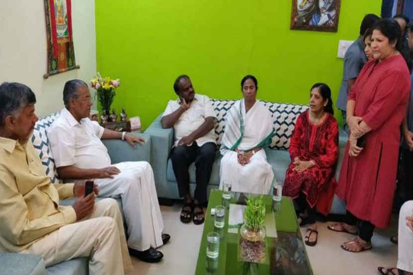 दिल्लीच्या राज्यपालांनी चार मुख्यमंत्र्यांना केजरीवालांना भेटण्याची नाकारली परवानगी