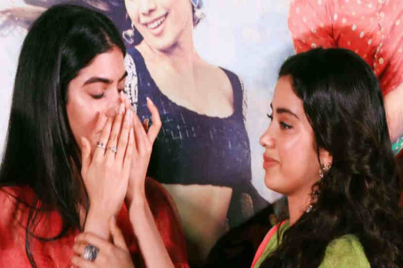 'धडक'च्या ट्रेलर प्रदर्शनासाठी खुशीही उपस्थित होती. 