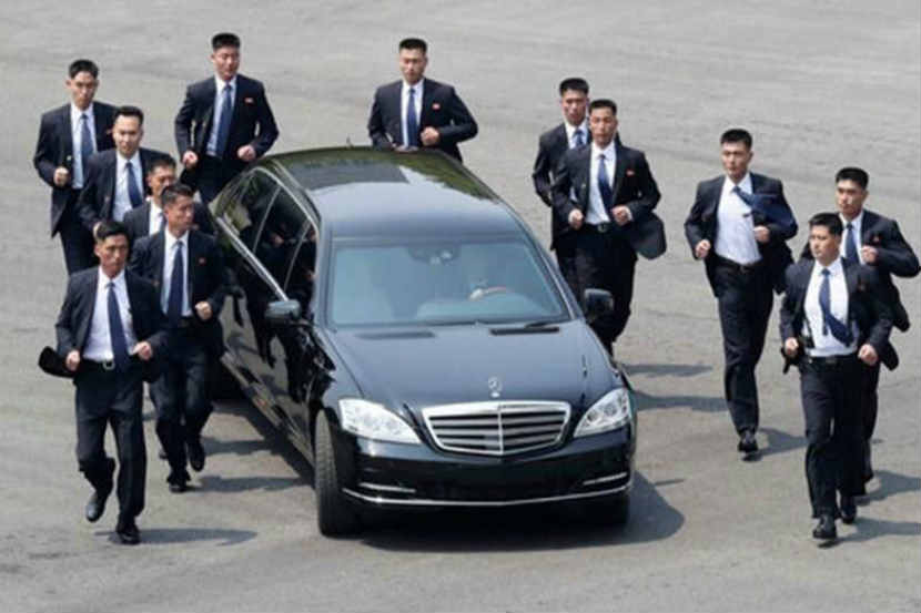 Kim Jong un bodyguards : किमच्या सुरक्षेची जबाबदारी असलेले हे सुरक्षारक्षक 'कोरिअन पिपल्स आर्मी'चा भाग आहेत. Kim Jong un bodyguards : किमच्या सुरक्षेची जबाबदारी असलेले हे सुरक्षारक्षक 'कोरिअन पिपल्स आर्मी'चा भाग आहेत.