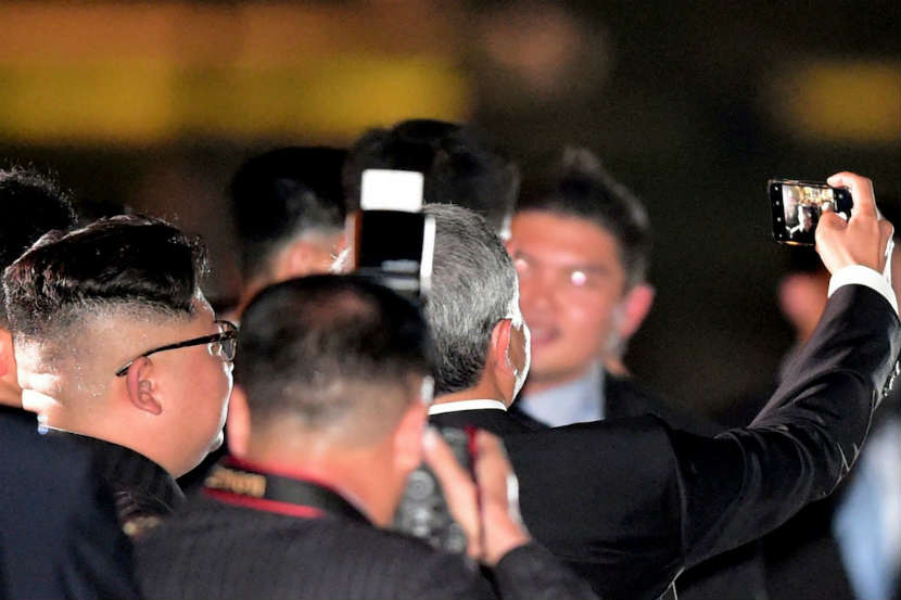 Donald Trump Kim Jong Un summit in Singapore: किम जाँग उन अगदी सामान्य पर्यटकासारखे सिंगापूरमधील शहराची माहिती जाणून घेत होते. 