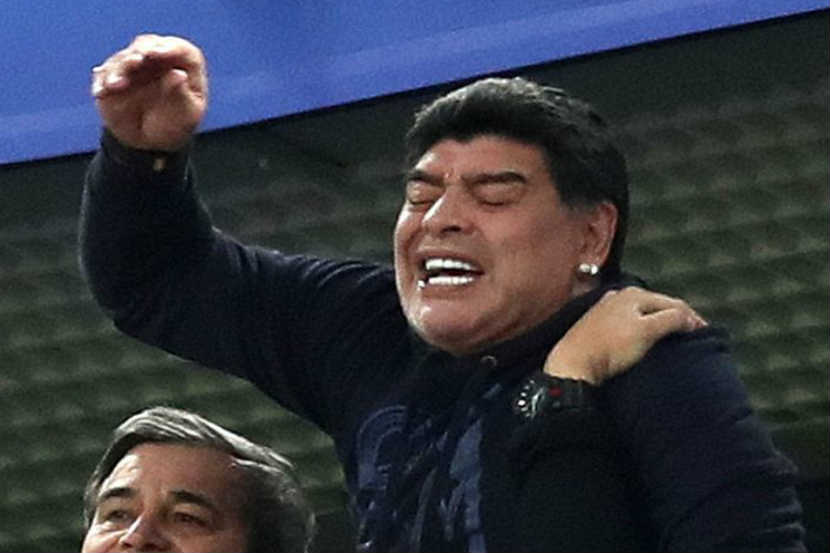 अर्जेंटिना-नायजेरिया सामन्यानंतर स्टेडियममध्येच मॅराडोनावर करावे लागले उपचार अर्जेंटिना-नायजेरिया सामन्यानंतर स्टेडियममध्येच मॅराडोनावर करावे लागले उपचार