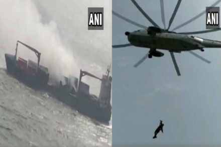 नौदलाच्या स्पेशल मार्कोस कमांडोसनी वाहत चाललेल्या मालवाहू जहाजाला रोखले