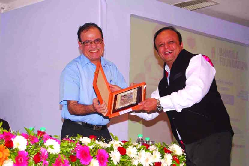 मुंबई महापालिका आयुक्त अजोय मेहता यांच्यासोबत भामला फाऊंडेशनचे अध्यक्ष आसिफ भामला.