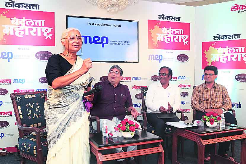 ‘पाणी आणि लोकचळवळ’ या सत्रात ज्येष्ठ सामाजिक कार्यकर्त्यां मेधा पाटकर, उद्योजक यशवंत मराठे, निवृत्त प्रशासकीय अधिकारी नामदेव ननावरे आणि कौस्तुभ आमटे यांनी जलसंवर्धनाची कामे लोकचळवळीत कशी रूपांतरित होत आहेत याचे विश्लेषण केले.