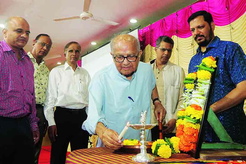 ‘सूर पश्चिमेचे’ कार्यक्रमात दिपप्रज्वलन करताना पॉप्युलर प्रकाशनचे रामदास भटकळ, विश्वास मोकाशी, अजय अंबेकर, संगीततज्ज्ञ डॉ. चैतन्य कुंटे.