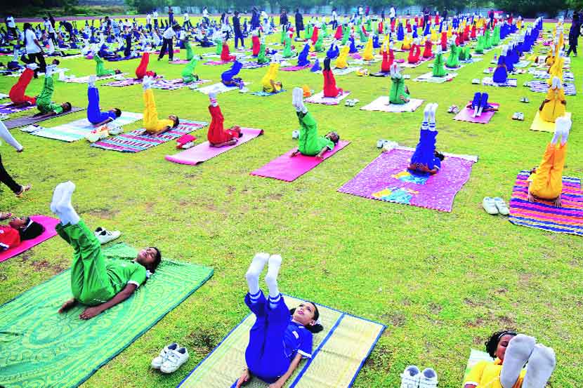 पंचवटीतील विभागीय क्रीडा संकुलात आयोजित योग यज्ञ कार्यक्रमात व्यस्त विद्यार्थी.