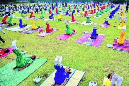 पंचवटीतील विभागीय क्रीडा संकुलात आयोजित योग यज्ञ कार्यक्रमात व्यस्त विद्यार्थी.