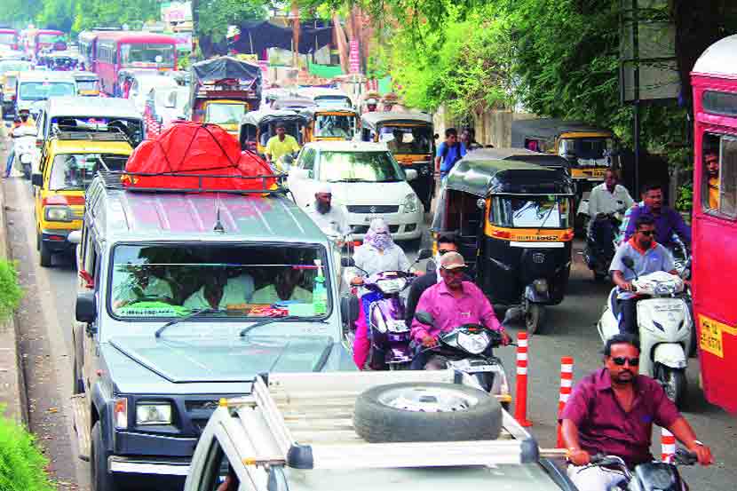 अशोक स्तंभ ते त्र्यंबक नाका रस्ता सुंदर करण्यासाठी एका बाजूकडील वाहतूक बंद करण्यात आल्याने झालेली कोंडी 