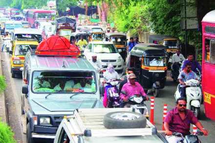 अशोक स्तंभ ते त्र्यंबक नाका रस्ता सुंदर करण्यासाठी एका बाजूकडील वाहतूक बंद करण्यात आल्याने झालेली कोंडी 