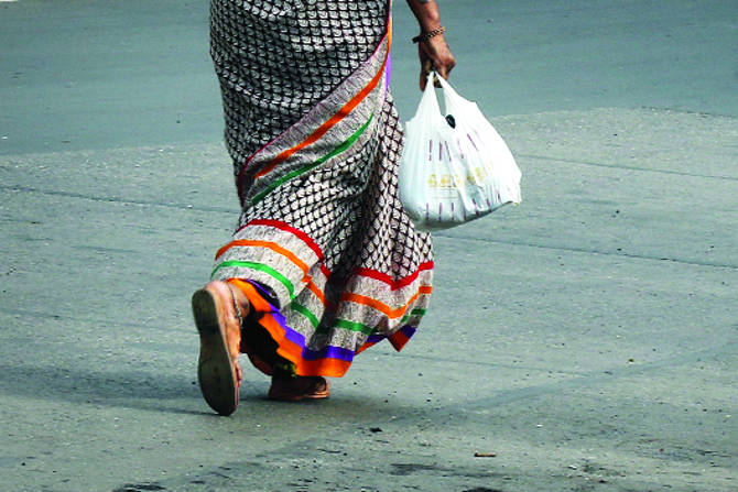 सरकारने मोजक्याच वस्तूंवर बंदी लागू केली आणि र्सवकष प्लास्टिकबंदी बासनात गुंडाळली