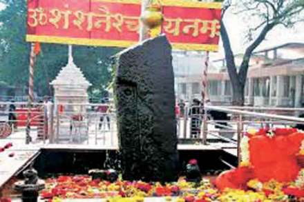 शनिदेवस्थानचा कारभार कोल्हापूरच्या महालक्ष्मी देवस्थानच्या धर्तीवर ताब्यात घेण्याचा निर्णय आज घेतला. 