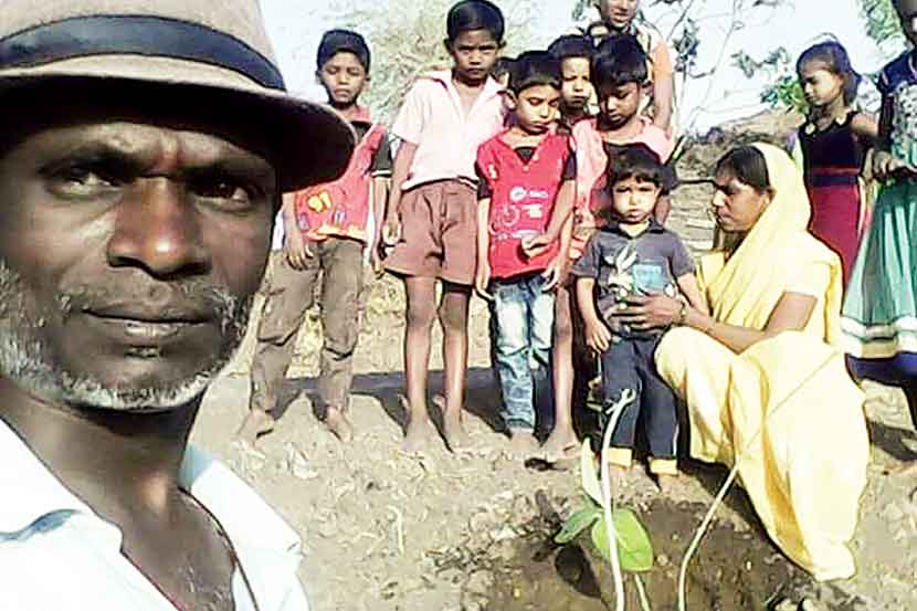 ‘एक जन्म, एक वृक्ष’ मोहिमेप्रसंगी सेल्फी घेताना ए.एस. नाथन.