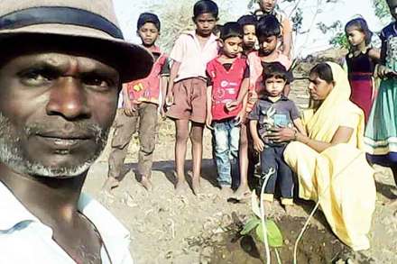 ‘एक जन्म, एक वृक्ष’ मोहिमेप्रसंगी सेल्फी घेताना ए.एस. नाथन.