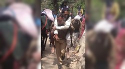 कौतुकास्पद : पोलिसांनी दोन किलोमीटरची टेकडी रूग्णाला खांद्यावर घेऊन पार केली नी वाचवले प्राण