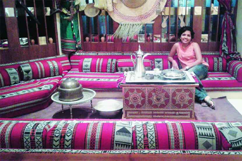 इथे स्त्रियांना मिळणारा आदर आणि त्यांचं कुटुंबातील उच्च स्थान.  इथे स्त्रियांना मिळणारा आदर आणि त्यांचं कुटुंबातील उच्च स्थान.