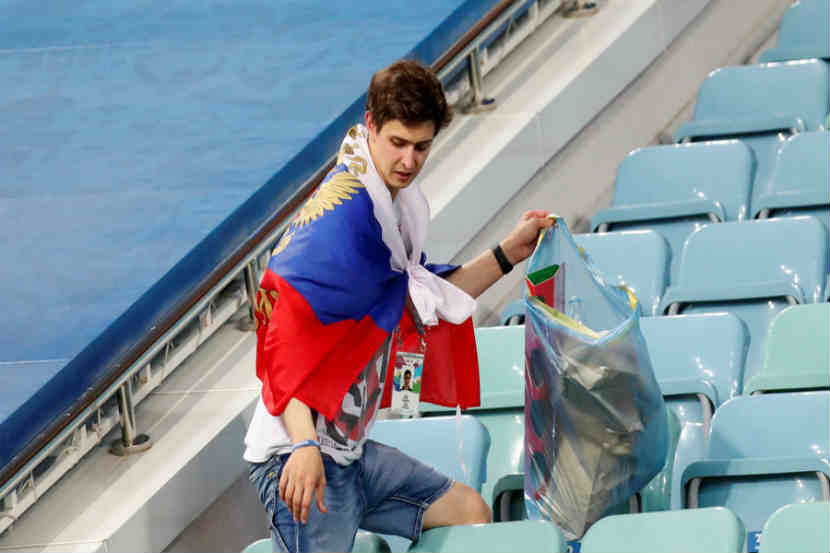 FIFA World Cup 2018 : सामना हरल्यानंतरही रशियन प्रेक्षकांनी साफ केले स्टँड