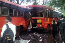 कोल्हापुरात दोन एसटी बसेसची समोरासमोर धडक, पत्रा कापून जखमींना काढलं बाहेर