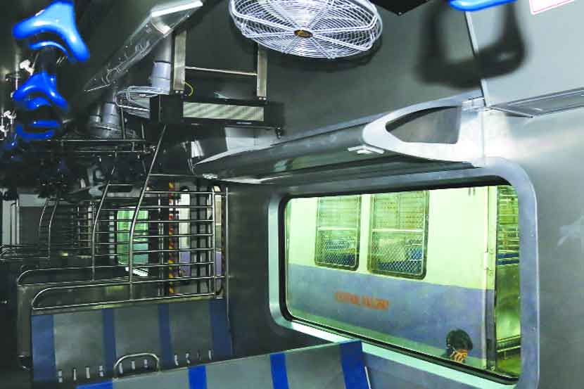 पश्चिम रेल्वेवर सोमवारी दादर स्थानकात आलेल्या या लोकलच्या डब्यांचे स्वयंचलित दरवाजे उघडलेच नाहीत.