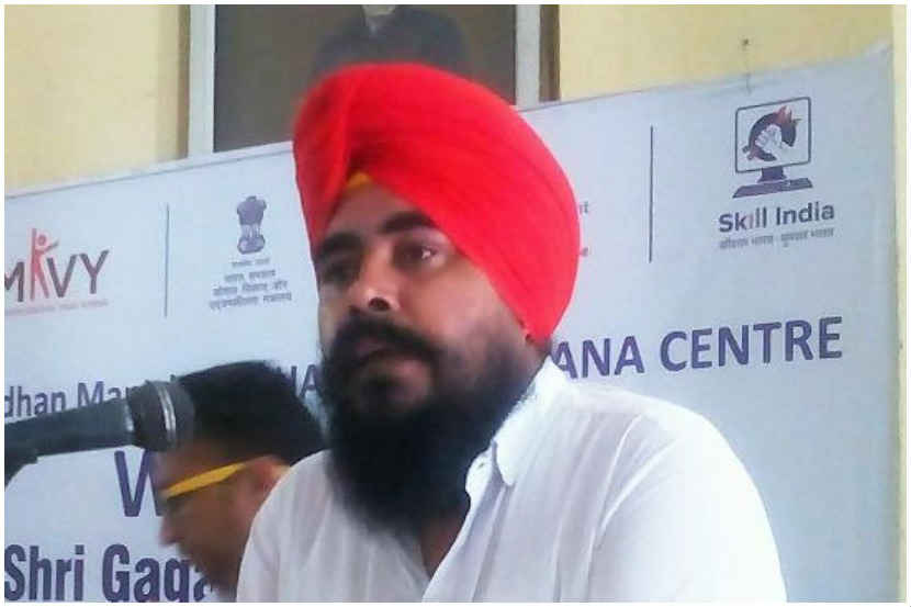 आप आमदार कुलतारसिंग रंधवा आणि अमरजीतसिंग संदोआ यांना ओटावा विमानतळावर ताब्यात घेतले.