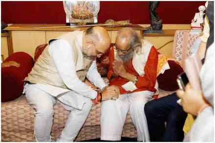 संपर्क फॉर समर्थन या उपक्रमातंर्गत भाजपाचे राष्ट्रीय अध्यक्ष अमित शाहंनी आज (रविवार) पुण्यात सांयकाळी शिवशाहीर बाबासाहेब पुरंदरे यांची भेट घेतली. 